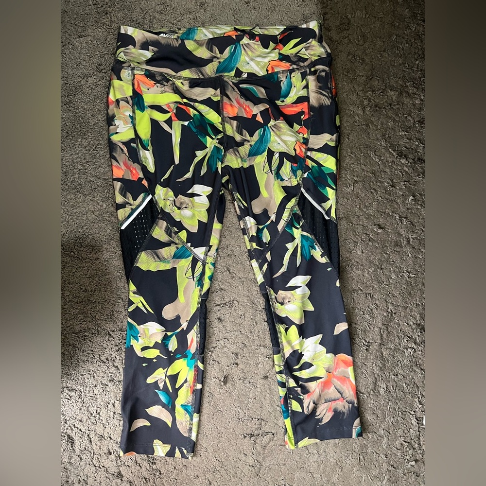AVIA cropped floral/leaf yoga pants